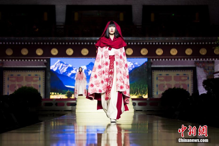 중국 설원 위에서 펼쳐진 장족(藏族) 전통의상쇼——中韩人力网