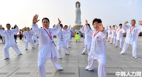 세계 태극 문화제 싼야서 개막, 수백 명 단체 태극권 선보여——中韩人力网