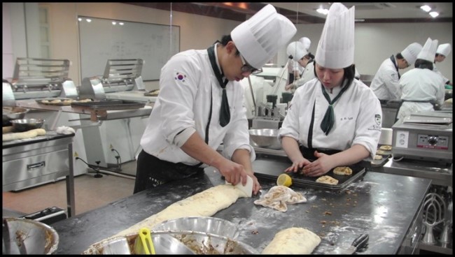 培养带领饮食服务业的专门人才为目标——酒店烹饪面点系——韩国留学申请中心