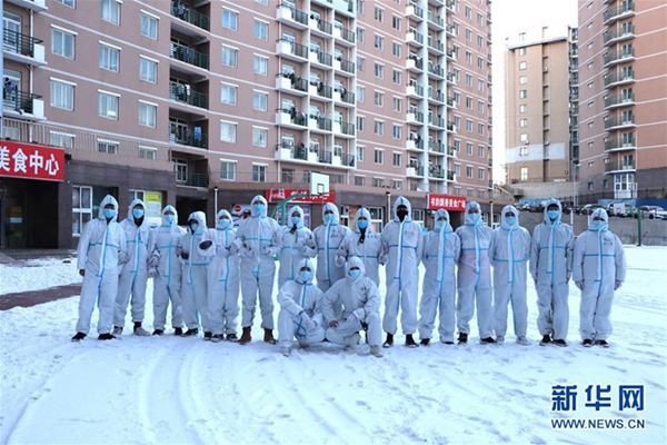 [중한인력망 한국어판01월11일]2020년 12월 21일 저녁 다롄(大連)해양대학교가 코로나19의 영향으로 캠퍼스 폐쇄 관리에 들어가며 교사와 학생들 1만 3천 명이 학교에서 숙식했다. 이 기간 동안 교사와 학생들로 구성된 자원봉사자들이 1일 3식과 생활 방역 물자를 숙소로 전달했다.