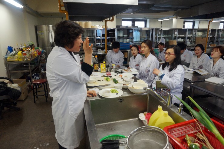 培养带领餐饮业的人才——酒店烹饪面点系——韩国留学申请中心网